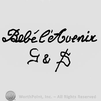 Bebe l'Avenir handwritten with lowercase letters over handwritten uppercase G&S