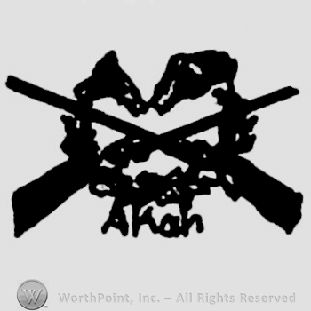 Two crossed guns over a circle.