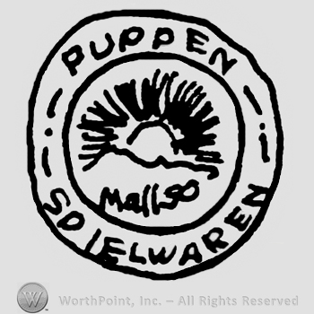 Puppen Spielwaren written with uppercase letters in a circle around a complex design with radii and Mall So written below