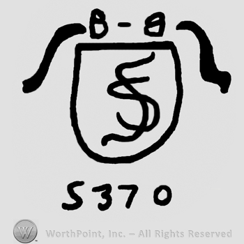 Uppercase double S on a shield with a ribbon above, uppercase double B above and uppercase S and number 370 below