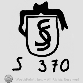 Uppercase double S on a shield, ribbon with bow above, uppercase S and number 370 below