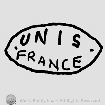 Unis France written with uppercase letters inside an oval design