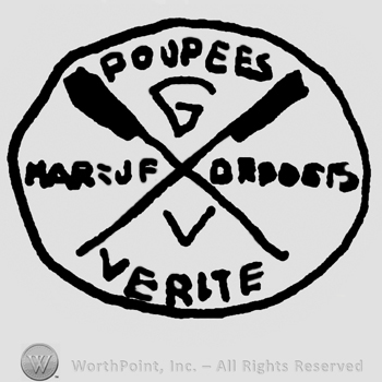 Poupees Marque Depose Verite written with uppercase letters around a circle with crossed banners and uppercase GV in the center