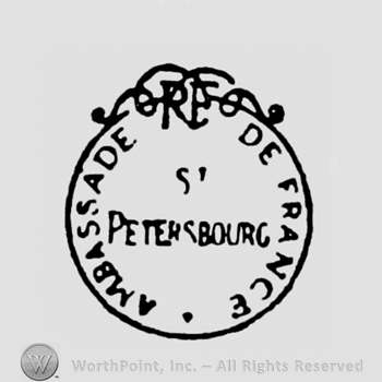 Letters RF written above AMBASADE DE FRANCE written at the edge of a circle with St. Petersburg  in the middle of it