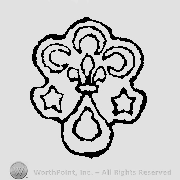 Three half moons above fleur de lis, two stars left and right and drop wise beneath