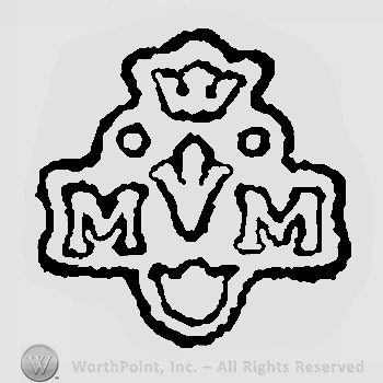 Crown above fleur de lis and two white pearls above letters MM and fleur de lis in the middle