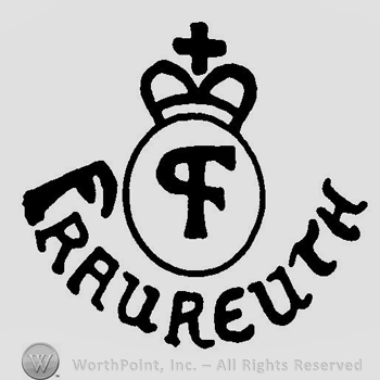 A crown above a circle with P F combined inside and the word Fraureuth