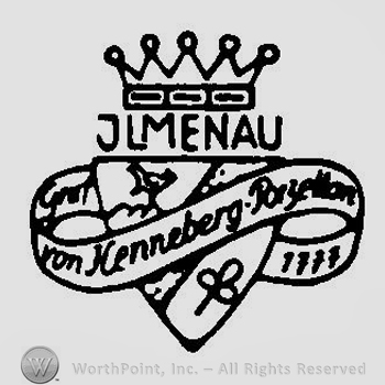 A shield with a rooster and a clover leaf surrounded by a banner with Graf von Henneberg Porzellan 1777 under a crown and the word Ilmenau