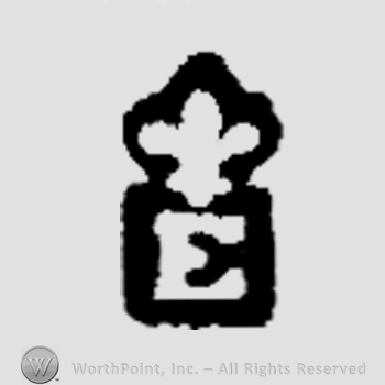 An uppercasde E under a fleur de lis