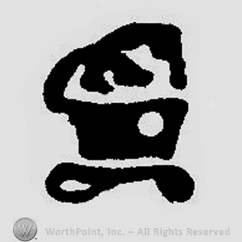 Shape similar to a crest.