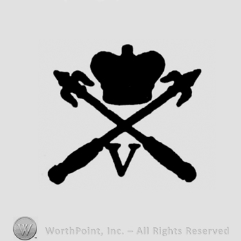 A crown above two crossed arrows and the letter V