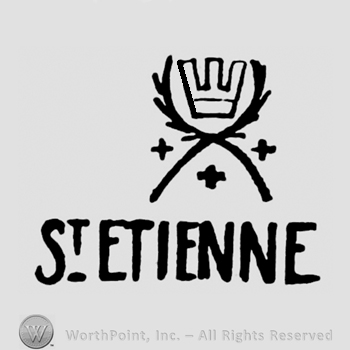 A crown above two crossed feathers and the name St. Etienne