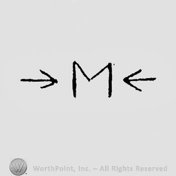 Letter M between two arrows.