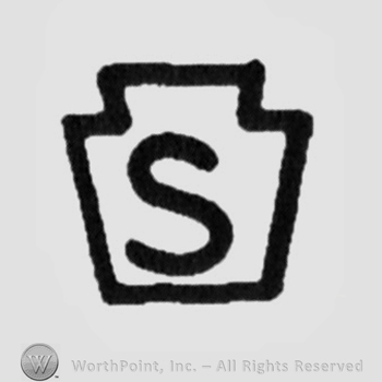 Capital letter "S" in a keystone