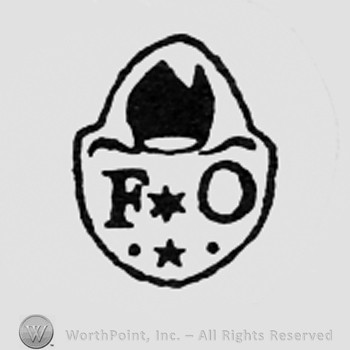 Hat above letters FO; little star between and bellow.