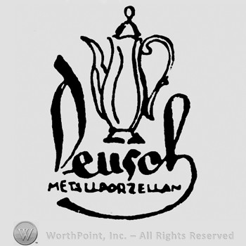 Kettle with DEUSCH METALLPORZELLAN written below.