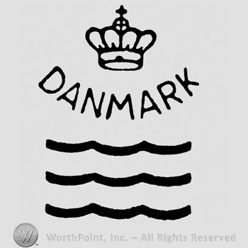 A crown with cross on top;DANMARK and three horizontal lines below.