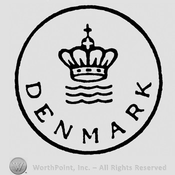 Circle with a crown with cross inside;DENMARK written .