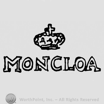 A crown with cross on top;Moncloa written below.