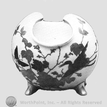 Unnamed Japanese-style footed vase pattern.