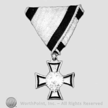 Military Long Service Decorations for Officers : II Class for 40 and 35 years.