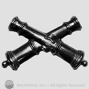 Insignia consisted of two crossed cannons.