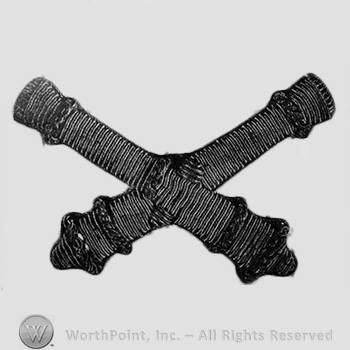 Insignia consisted of two crossed cannons.