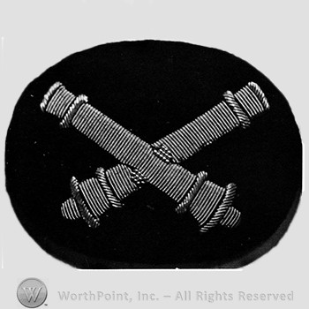 Insignia consisted of two crossed cannons.