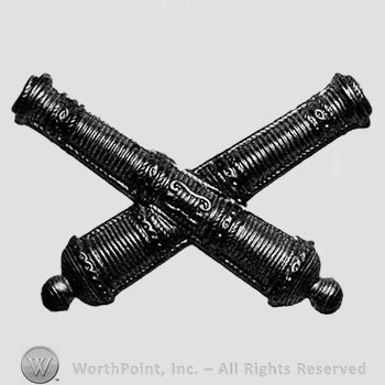 Insignia consisted of two crossed cannons.