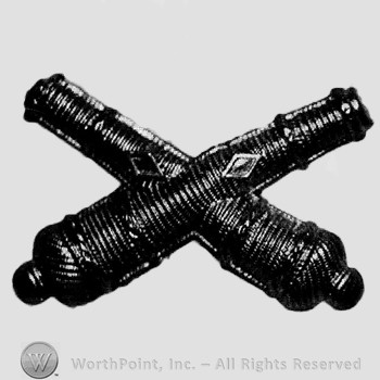 Insignia consisted of two crossed cannons.