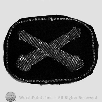 Insignia consisted of two cross cannon, on black velvet background.