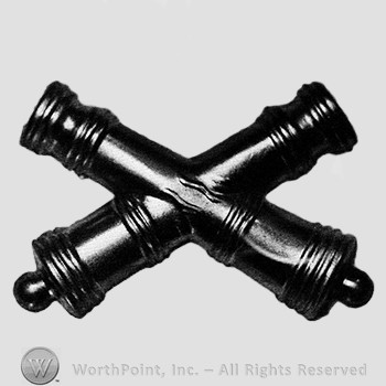 Insignia consisted of crossed cannons.