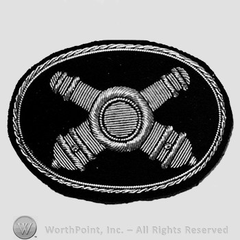 Insignia consisted of two cross cannon, on black velvet background.