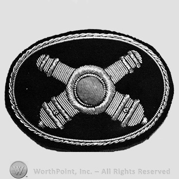 Insignia consisted of two cross cannon, on black velvet background.