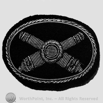 Insignia consisted of two cross cannon, on black velvet background.