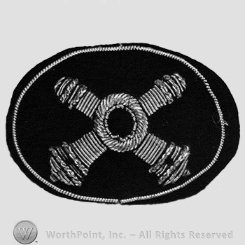 Insignia consisted of two cross cannon, on black velvet background.
