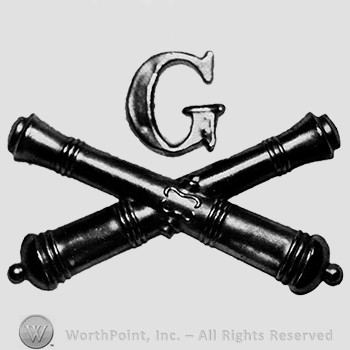 Insignia consisted of two crossed cannons and letter G above.