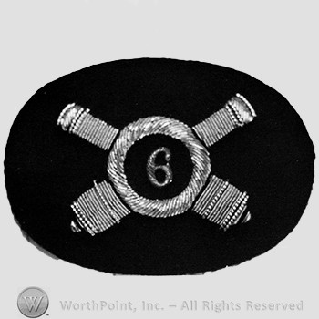 Insignia consisted of two crossed cannons with a circle in the centre; number 6 into the middle.