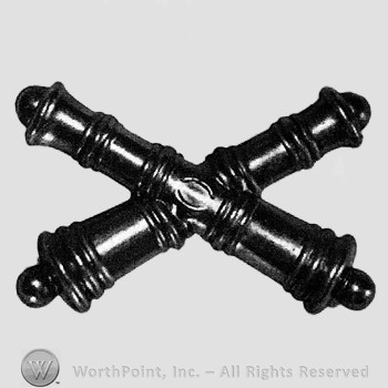 Insignia consisted of two crossed cannons.