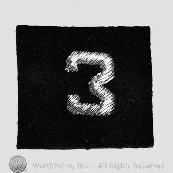Insignia consisted of number 3 over a black square.