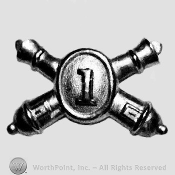 Insignia consisted of crossed cannons and number 1 in the centre.