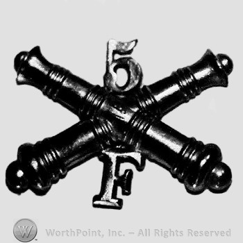 Insignia consisted of crossed cannons; number 5 above, letter F below.