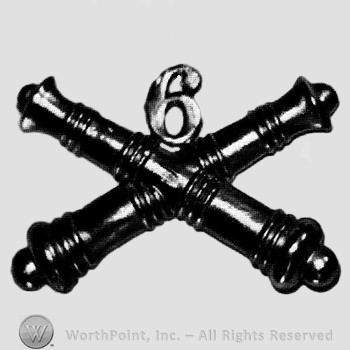 Insignia consisted of crossed cannons; number 6 above.