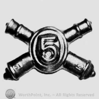Insignia consisted of crossed cannons and number 5 at the intersection.