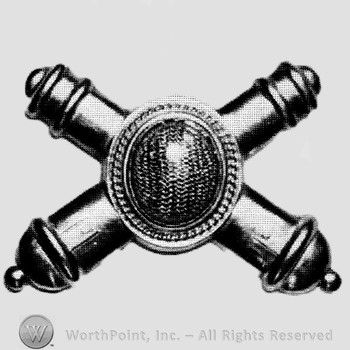 Insignia consisted of crossed cannons.