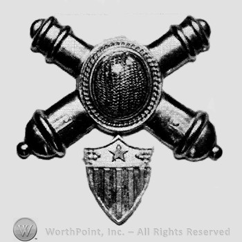 Insignia consisted of crossed cannons and a shield with a star, below.