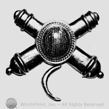 Insignia consisted of crossed cannons and a crescent below.