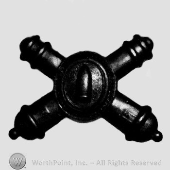 Insignia consisted of crossed cannons with a plate at the intersection; bullet on the plate.
