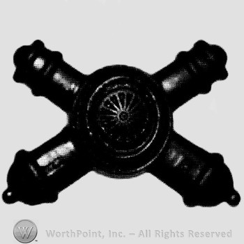 Insignia consisted of crossed cannons with a plate at the intersection.