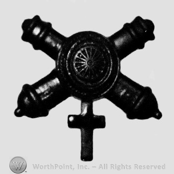 Insignia consisted of crossed cannons with a plate at the intersection; cross below.